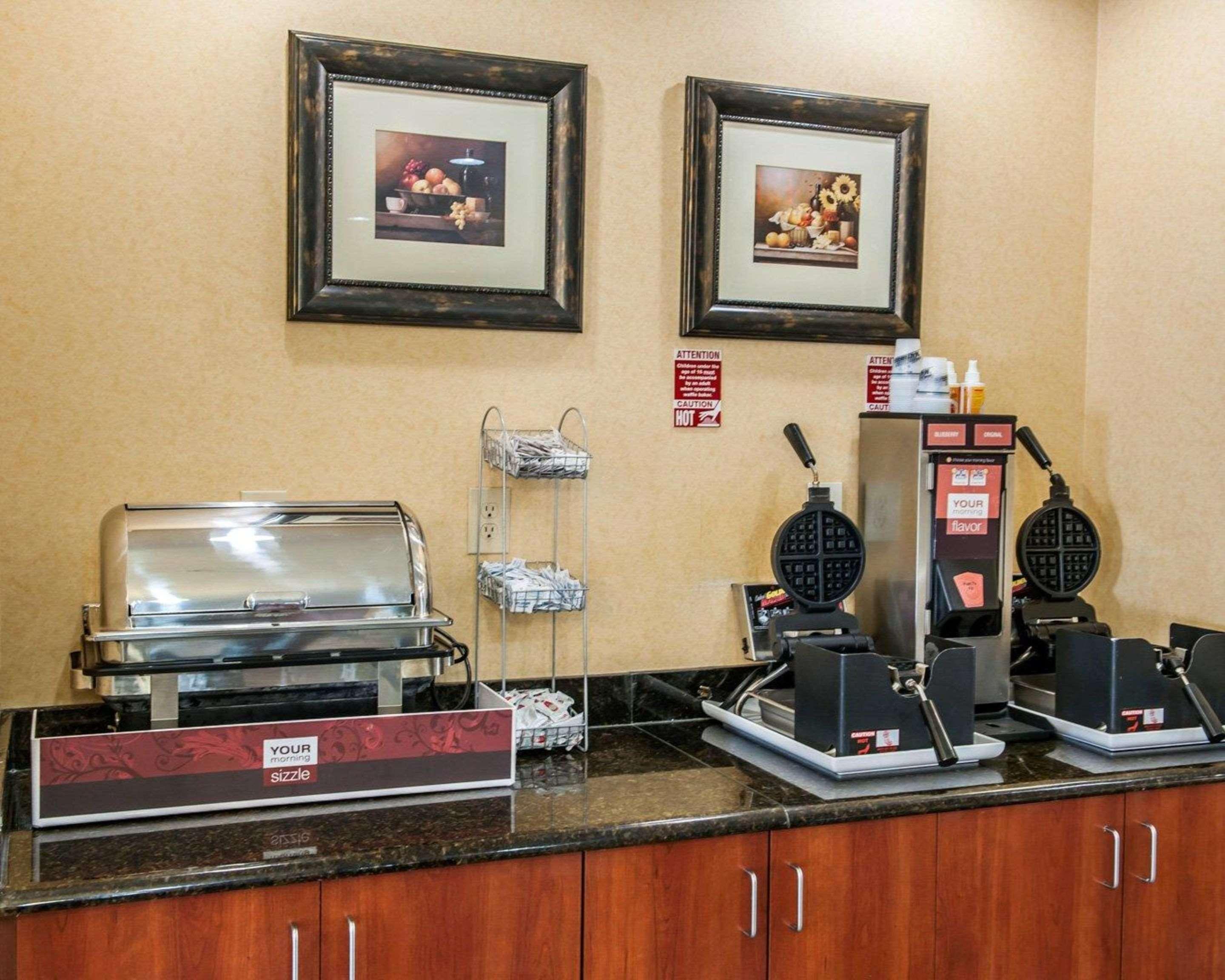 Comfort Suites Near Indianapolis Airport Exterior photo