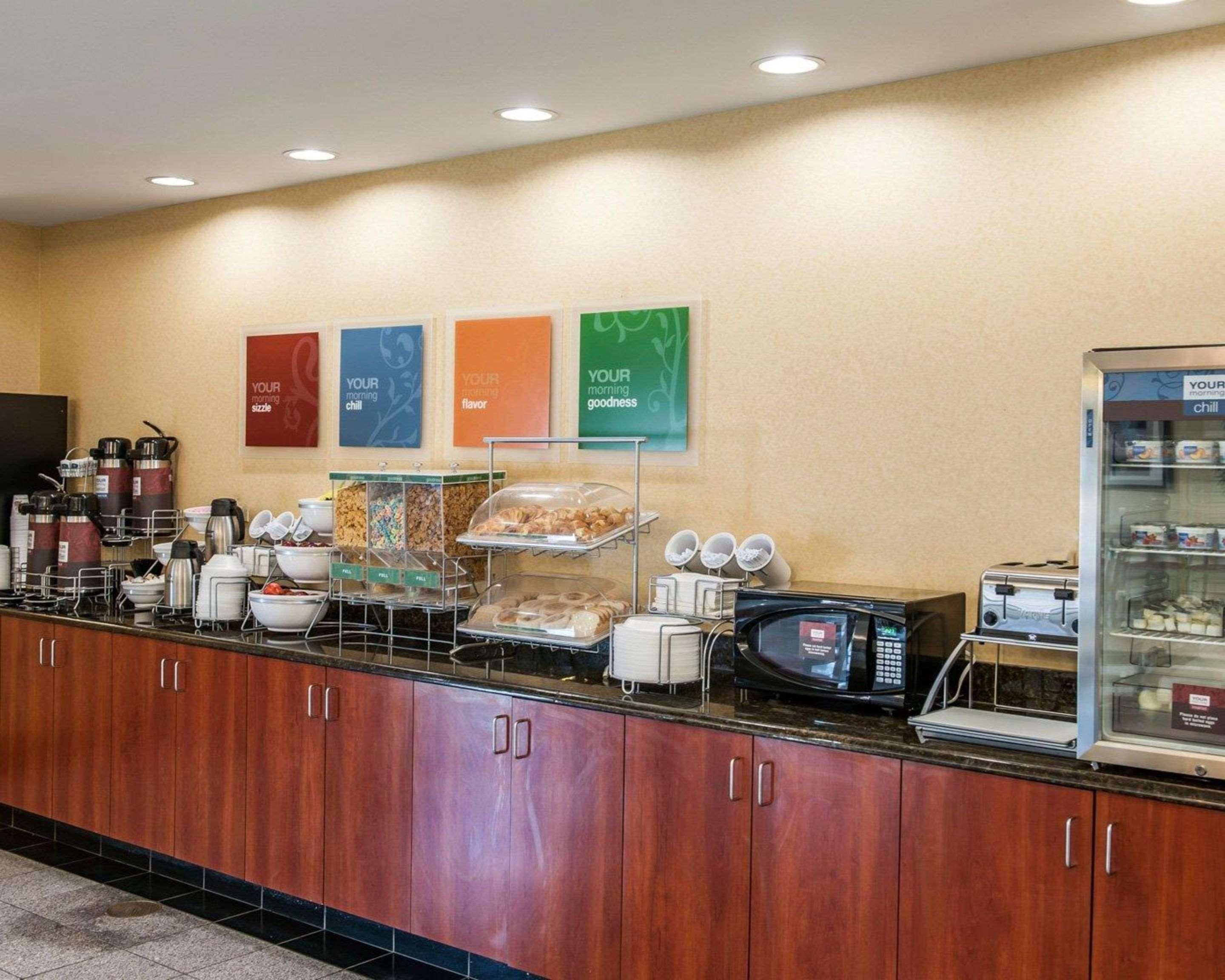 Comfort Suites Near Indianapolis Airport Exterior photo