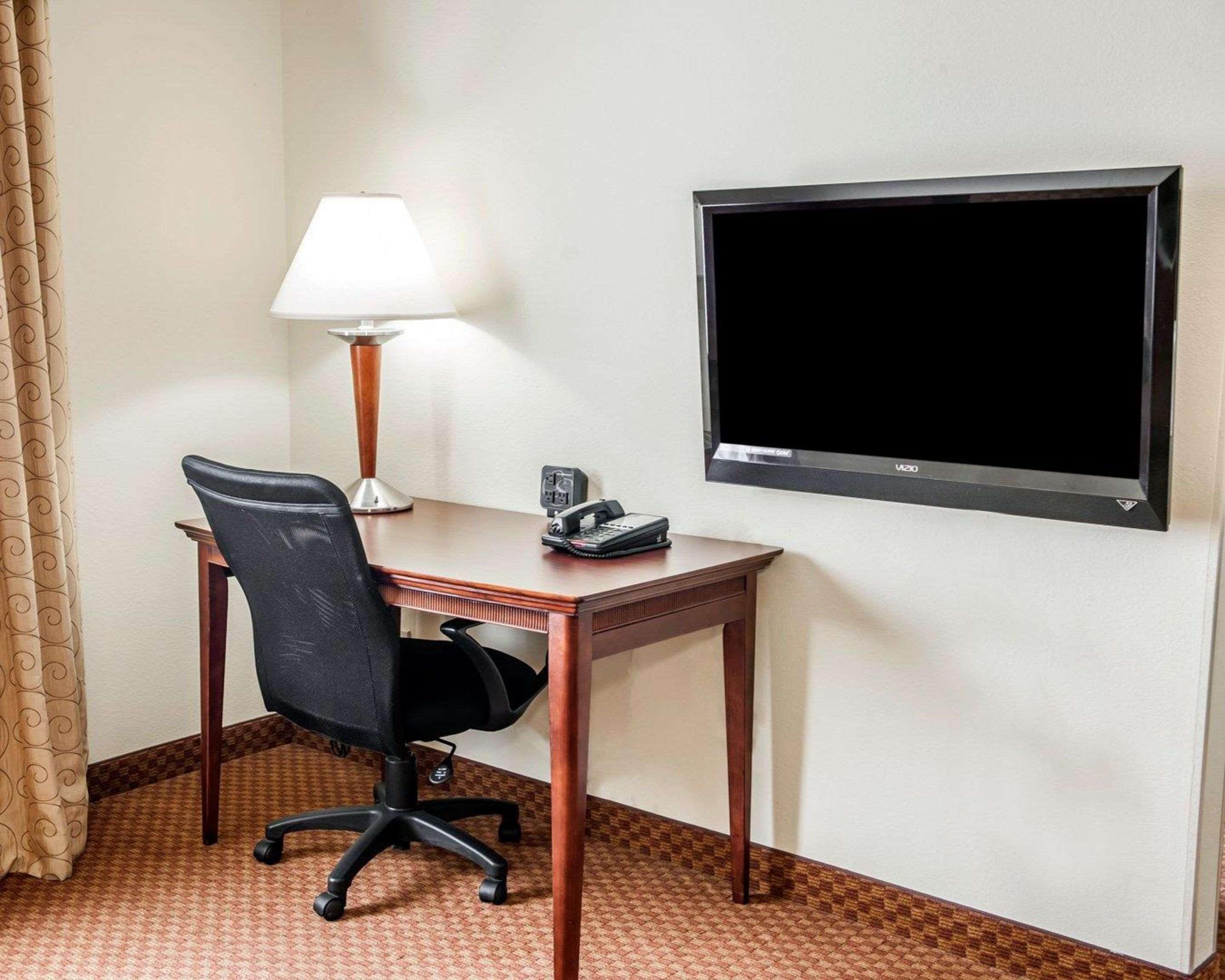 Comfort Suites Near Indianapolis Airport Exterior photo