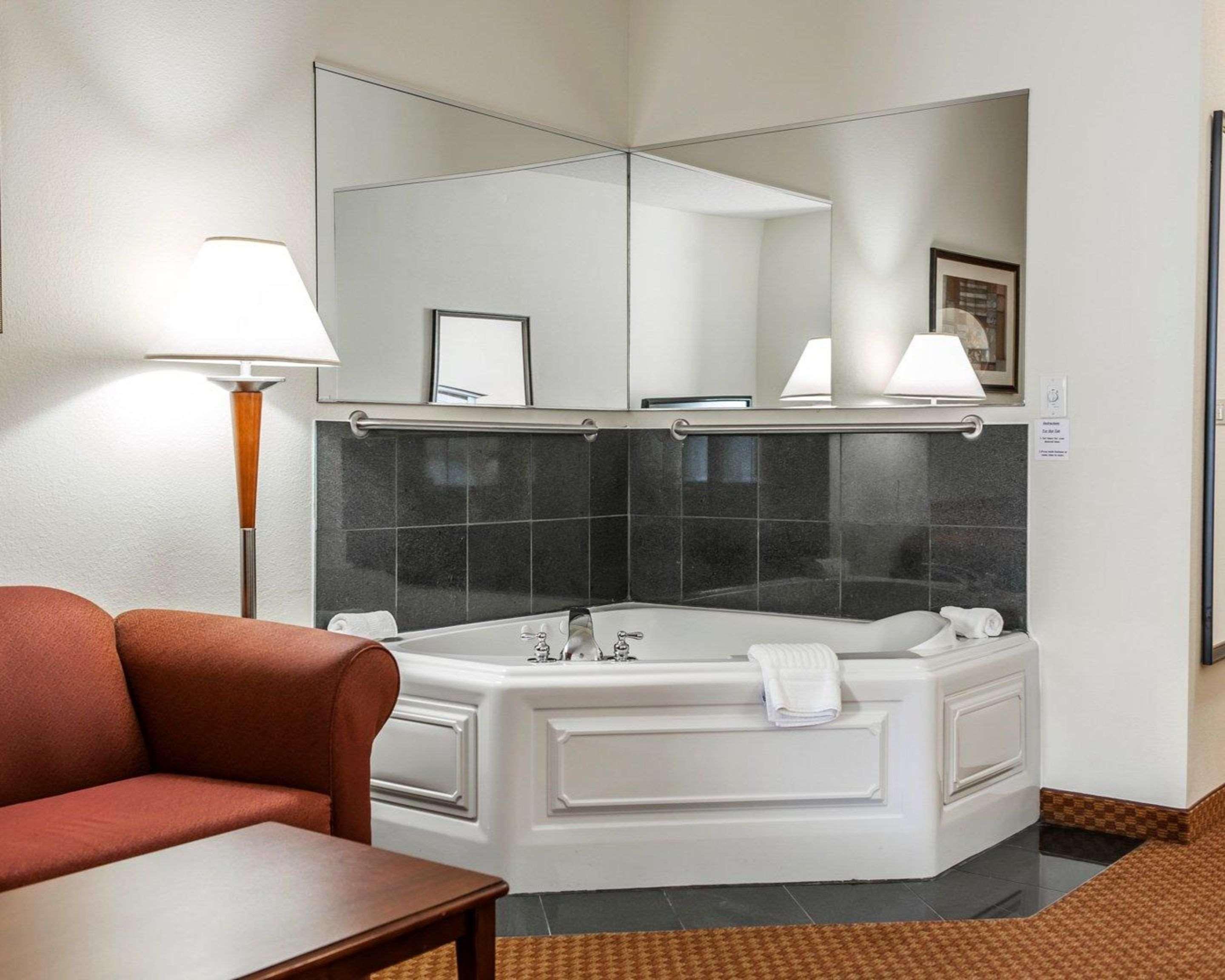 Comfort Suites Near Indianapolis Airport Exterior photo