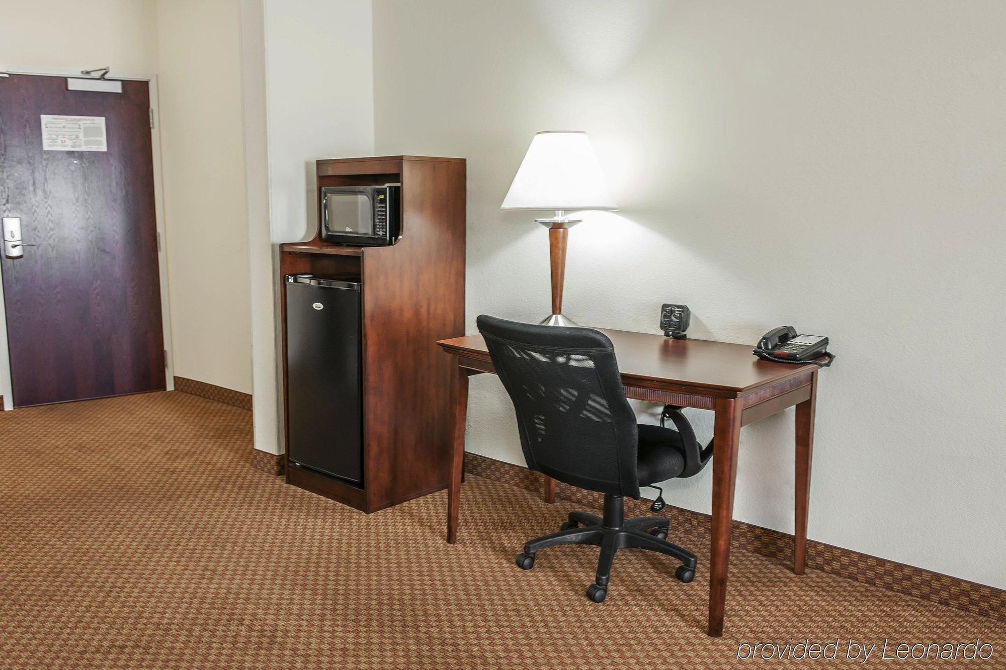 Comfort Suites Near Indianapolis Airport Exterior photo